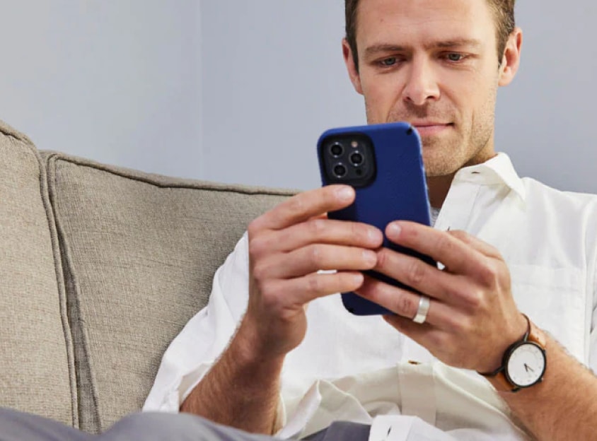 Hombre en el sofá mirando el teléfono